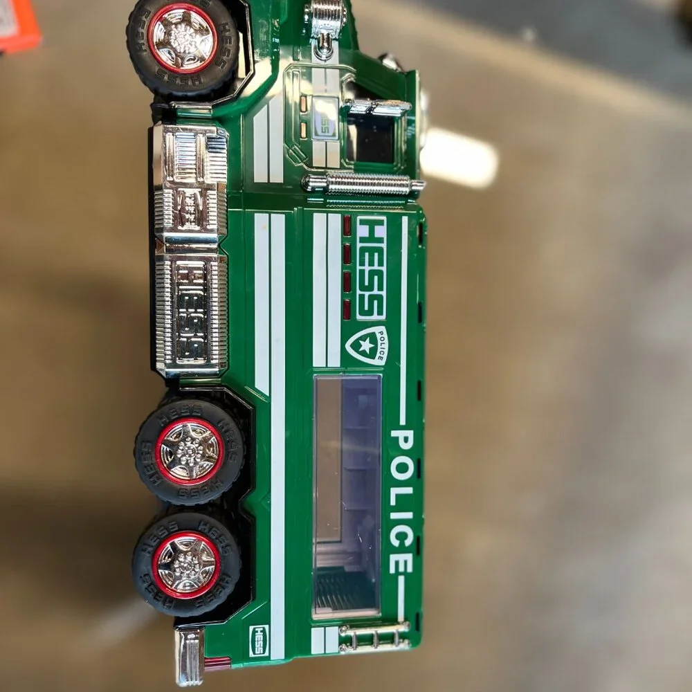 Hess Police Truck‎ Toy (k) (Great Condition - lights up with flashing lights!)